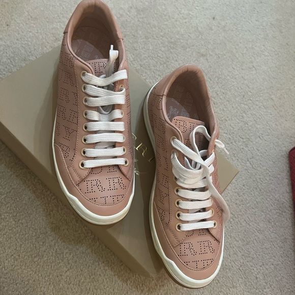 Soft pink Burberry sneakers for every occasion - Picture 2 of 3